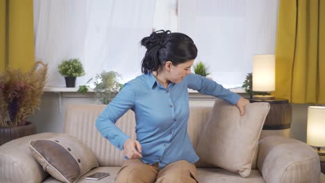 허리 통증이 있는 젊은 여성입니다.