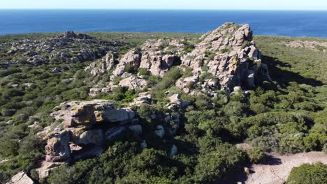 vista aérea estática de drones del paisaje rocoso sardo por mar en sant'antioco