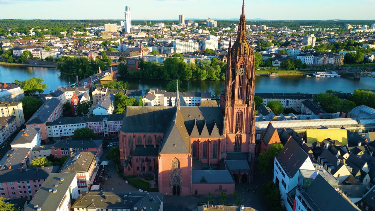 Video 4K drone dari Katedral Kaiserdom St. Bartholomäus bergaya Gothik dan Gereja Evangelische Dreikönigskirche di Sungai Main di pusat kota Frankfurt, Jerman
