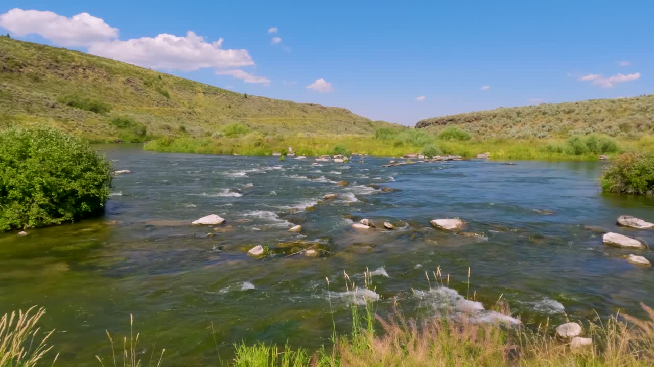Il fiume Blackfoot nella contea di Bingham, Idaho, in una calda giornata estiva, fornisce acqua ad aziende agricole, ranch e bacini idrici.