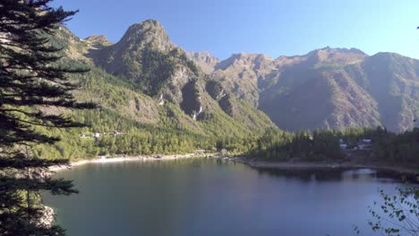 lago antrona en los alpes italianos en el parque natural del valle de antrona en la provincia de verbano-cusio-ossola en piamonte, italia