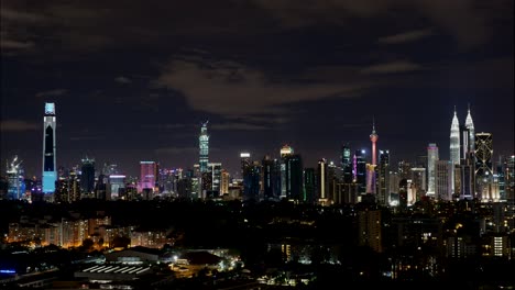 centro financiero en la ciudad de kuala lumpur por la noche en malasia