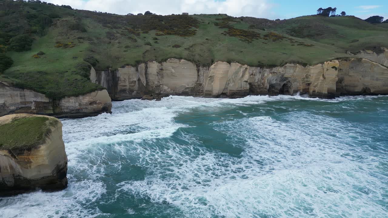 pájaros volando sobre las olas del mar lavando la costa