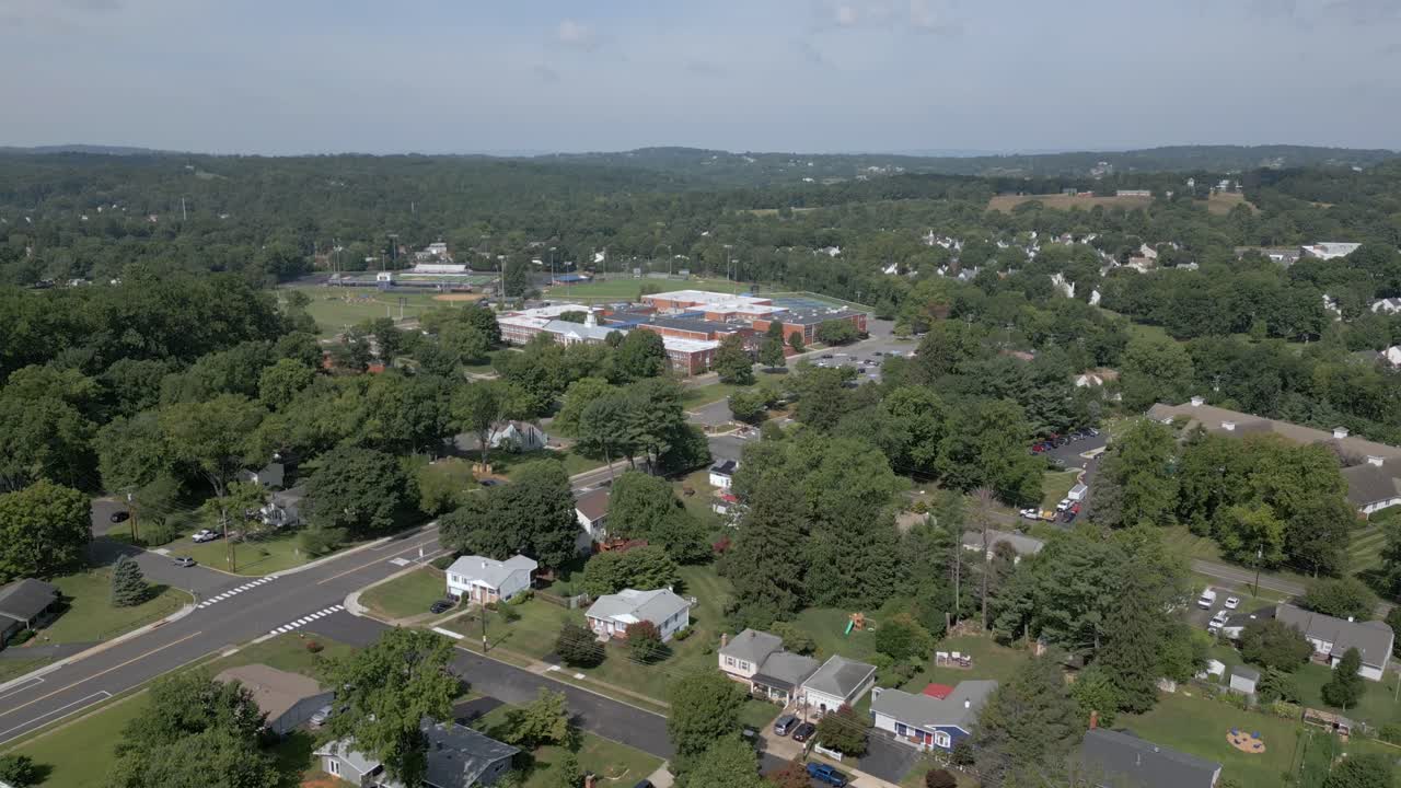 un avión no tripulado volando sobre la escuela secundaria del condado de loudoun, leesburg, va.