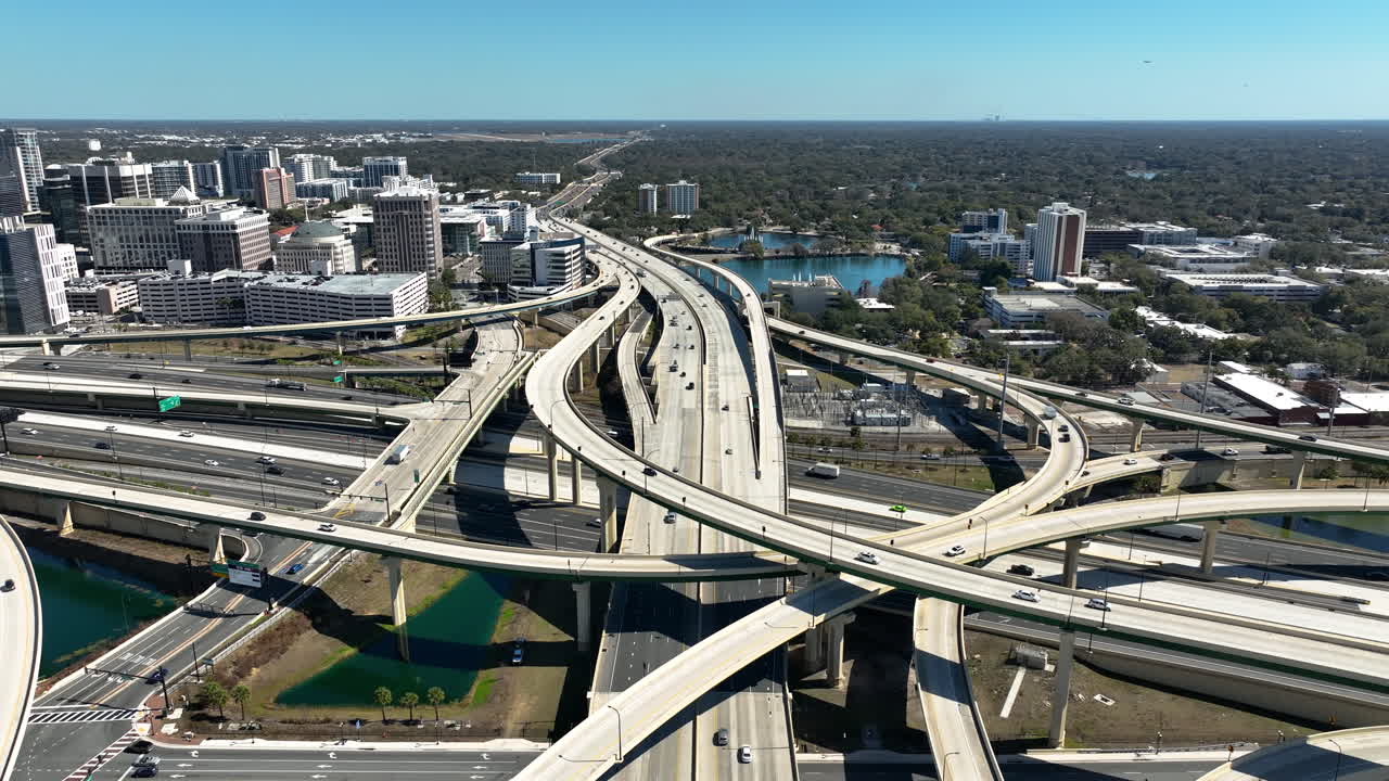 Sebuah bidikan simetris yang terbang di atas jalan tol 408 menuju persimpangan I-4 di pusat kota Orlando, Florida
