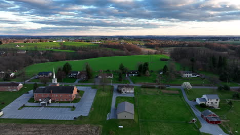 Campo-Rural-Con-Iglesia-Cristiana