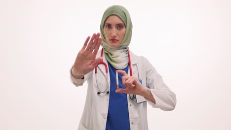 A doctor in a hijab urges to stop smoking