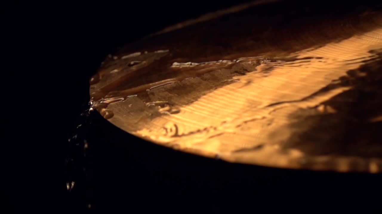 검은 배경에 드럼의 심벌즈에 흐르는 물