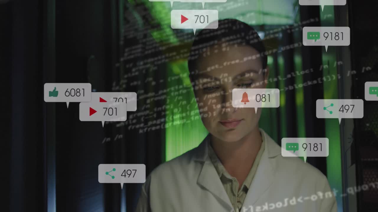 animación de iconos de las redes sociales sobre una ingeniera caucásica pensativa caminando en la sala de servidores.