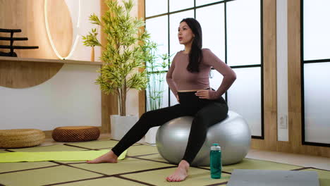 Frau-Macht-Yoga-Drinnen