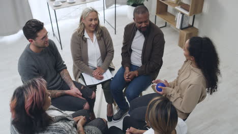 un grupo de personas diversas que pasan un apretón azul