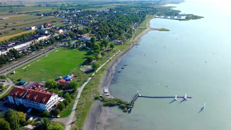 plaża nad jeziorem i molo na brzegu jeziora neusiedl w austrii