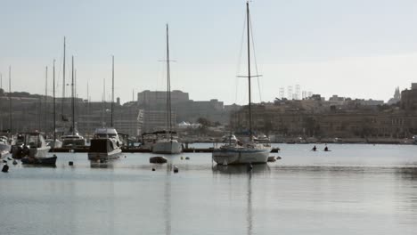 Angedockte-Yachten-Und-Boote-Im-Mittelmeerhafen-An-Ruhigen-Sommertagen