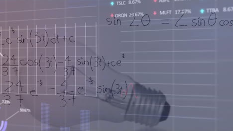 animación de gráficos, tablero de negociación, ecuaciones matemáticas y diagramas sobre la bombilla