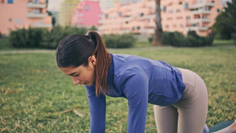 yogi chica yoga gato postura haciendo en el parque verde. mujer de fitness realizando asana