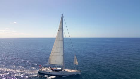 Weiße-Luxusyacht-Der-Auster-82,-Die-Auf-Blauem-Ozeanwasser-Segelt