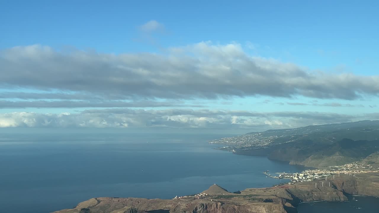 pov de un avión que se acerca a aterrizar en el aeropuerto de madeira, portugal