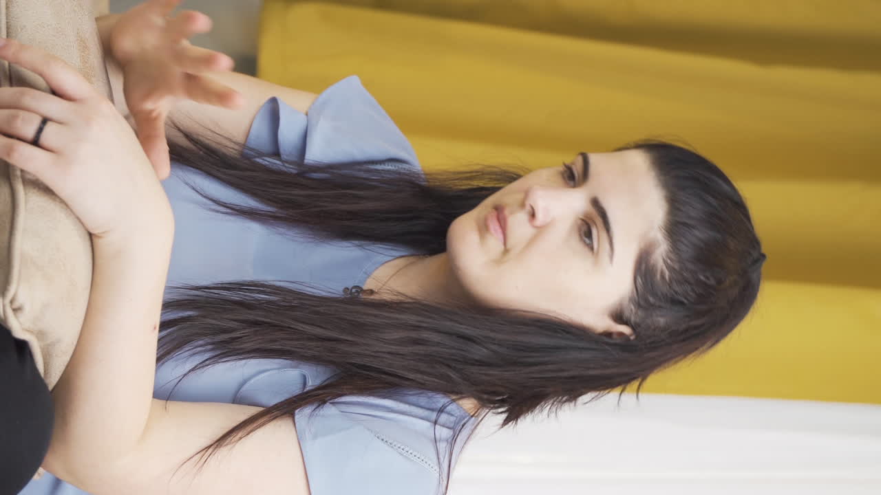 스트레스를 받은 여성의 수직 비디오.