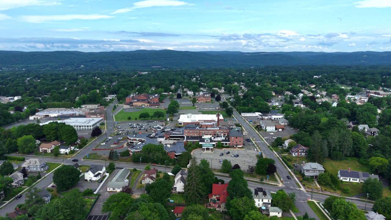ABD, Massachusetts, Greenfield'daki Baystate Franklin Tıp Merkezi ve çevresinin havadan görünümü. Geniş yükselen çekim