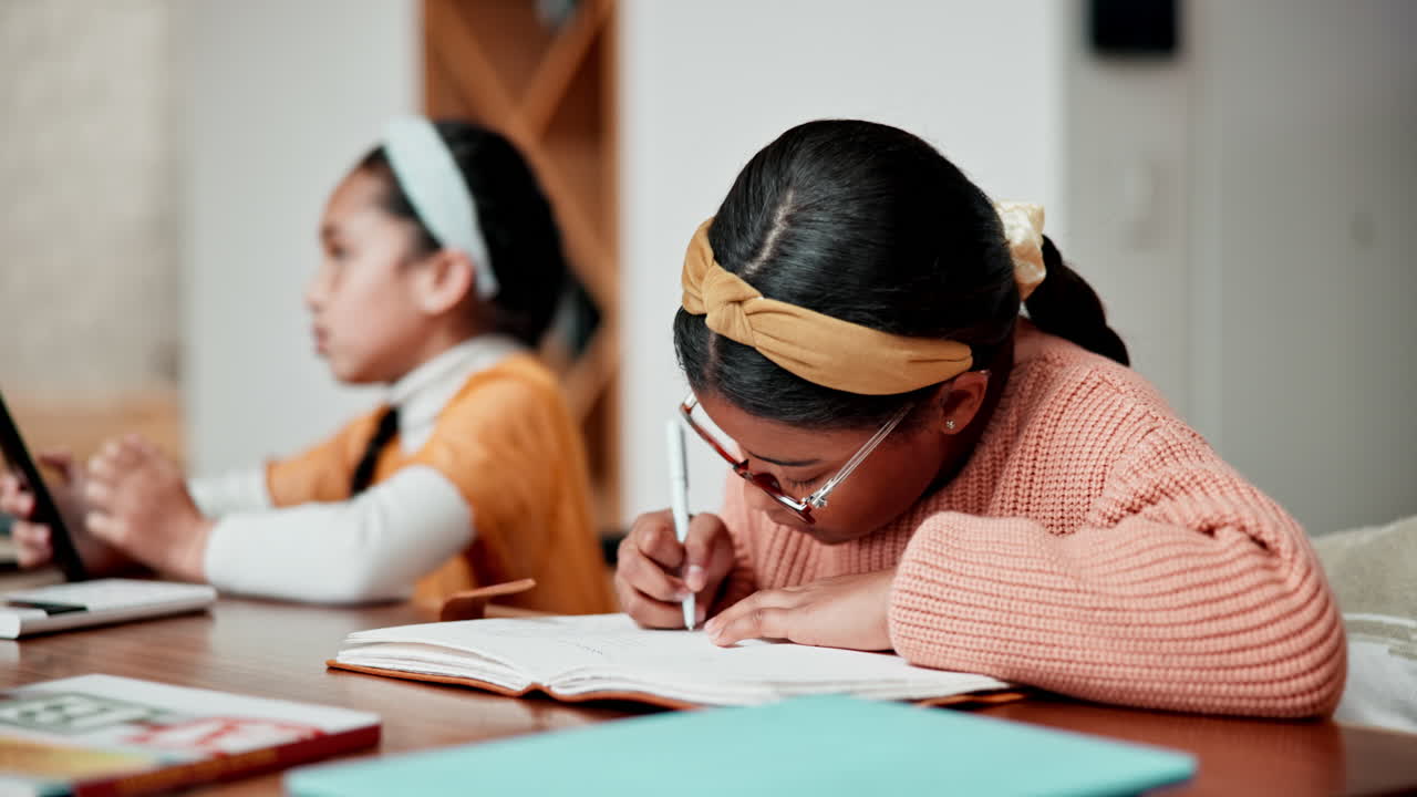 Quaderno, lettura e bambini che studiano a casa