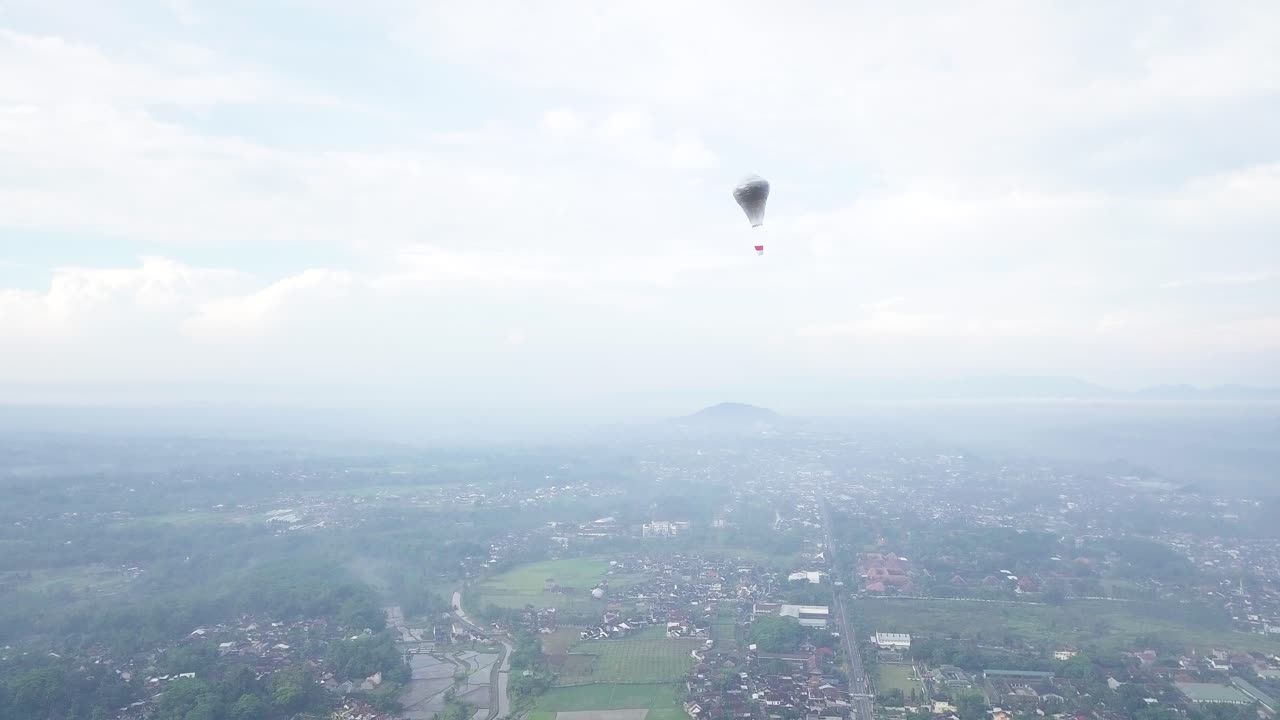 인도네시아 국기-1로 하늘을 나는 인도네시아 전통 발룬