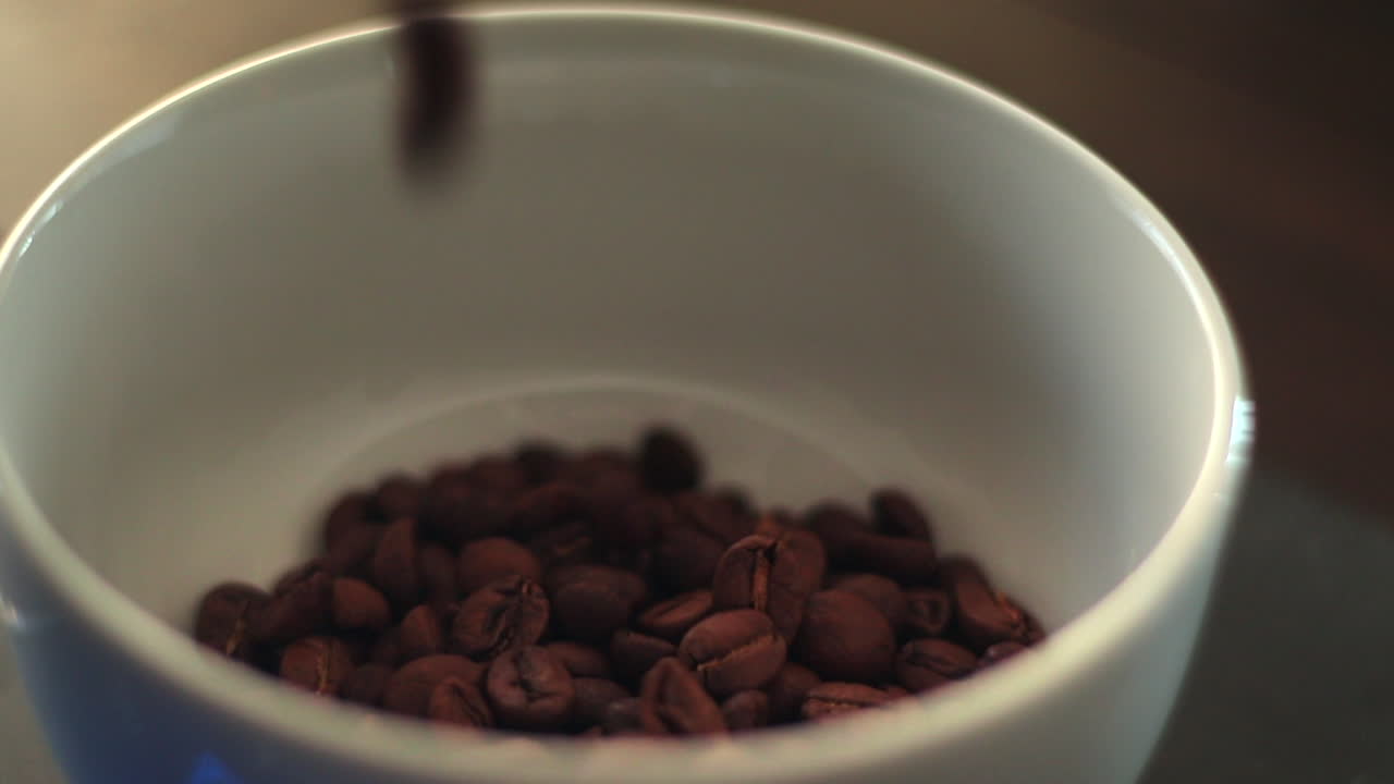 Versare chicchi di caffè in una ciotola