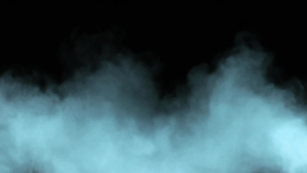 Fumo blu che sale su sfondo nero
