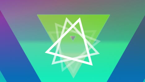 triángulos giratorios sobre un fondo de colores