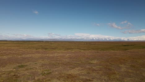 vastes plaines sèches des prairies avec une chaîne de montagnes pittoresque au loin