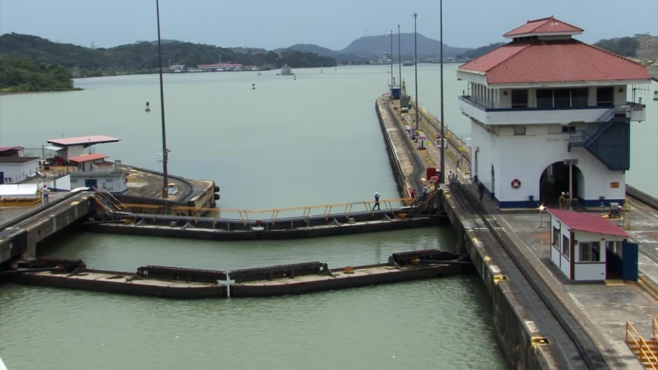 torre de control de tráfico en las esclusas de pedro miguel, canal de panamá