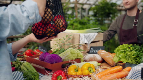 exhibición de productos agrícolas en el mercado