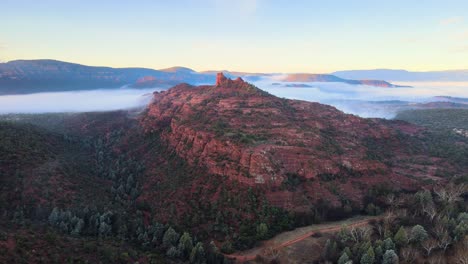 Nebliger,-Nebliger-Sonnenaufgangsmorgen-In-Sedona,-Arizona,-Luftdrohnenaufnahmen-4K