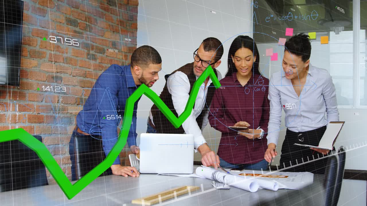 animación del procesamiento de datos financieros sobre diversas personas de negocios que trabajan en la oficina