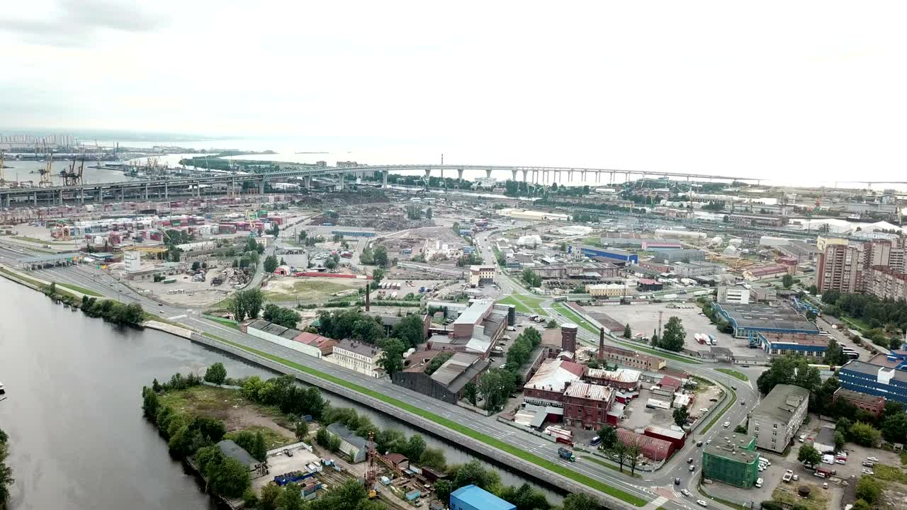 상트 페테르부르크의 산업 구역, 서쪽 고속 지름의 카노네르스키 섬과 지평선에 있는 핀란드 만의 드론 뷰.