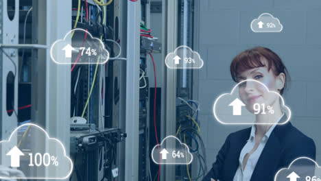 animazione di nuvole con numeri crescenti sopra sorridente donna caucasica in piedi ai server