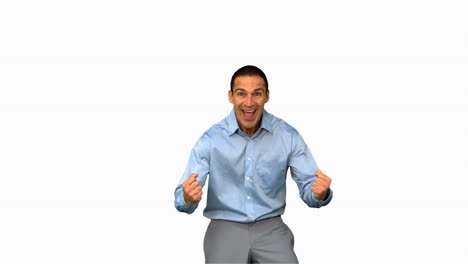 un hombre de negocios alegre haciendo gestos en la pantalla blanca.