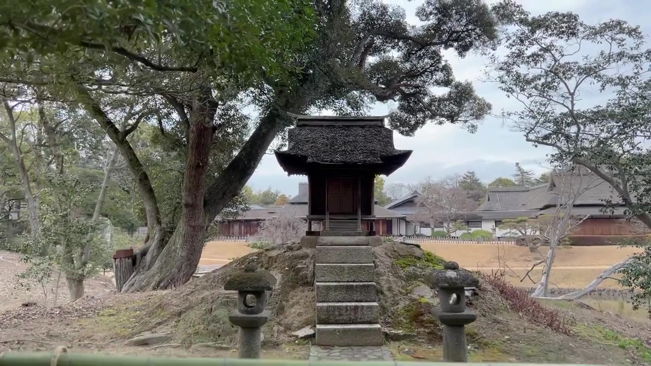 Japanilaisen pyhäkön kivilyhdyt zen-puutarhassa.