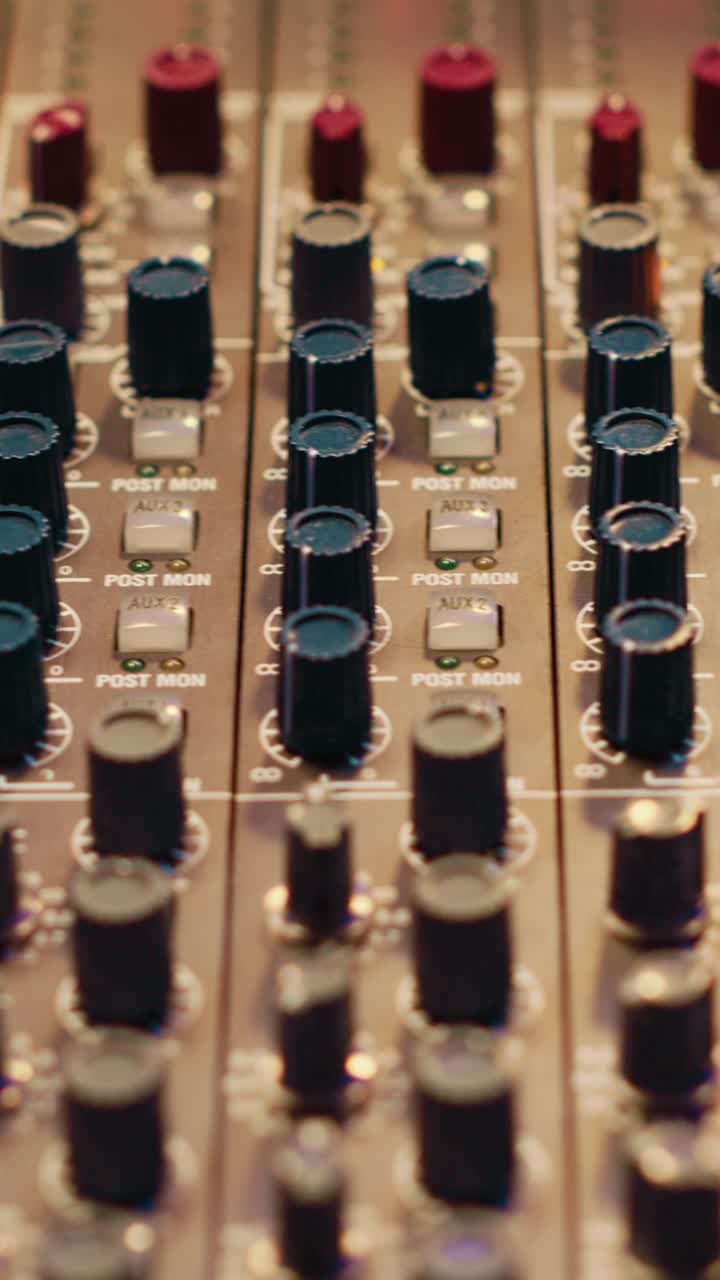 Nærbillede af en professionel audio mixerpult