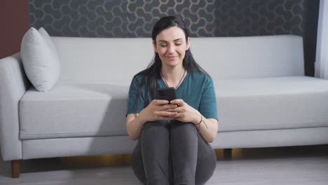 Mujer-Enviando-Mensajes-De-Texto-Con-Expresión-Feliz-Con-Su-Novio.