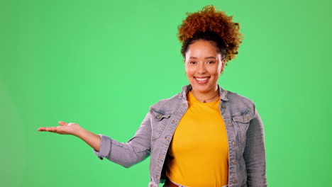 maqueta, presentando y sonriendo con mujer negra