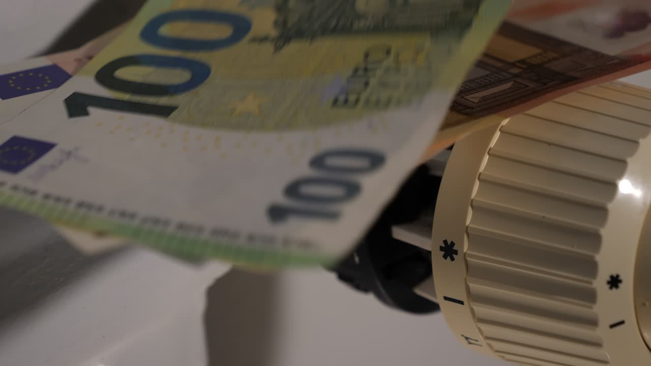 вкладывая деньги в радиатор, показывая концепцию высокой цены на энергию.