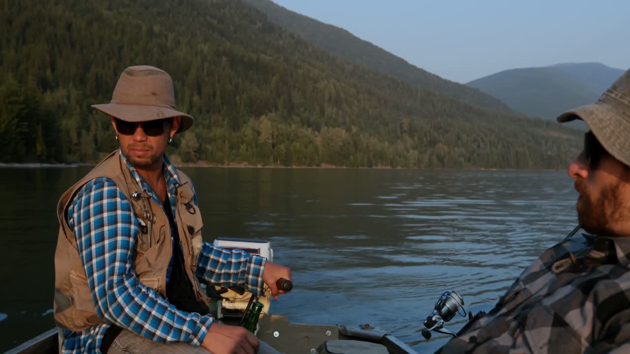 배 를 타고 여행 하는 두 명 의 어부 4k