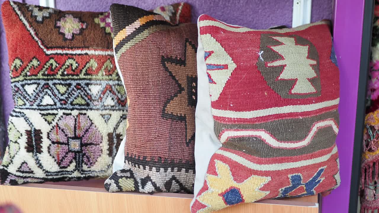 cuscini colorati con motivi etnici