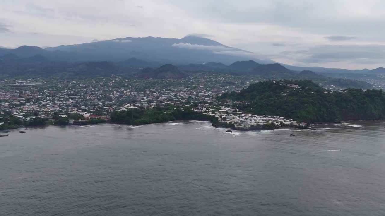 Một bức ảnh chụp từ trên không tuyệt đẹp về thị trấn ven biển Limbe, Cameroon, với cây xanh nhiệt đới và những ngọn núi phủ sương trên đường chân trời