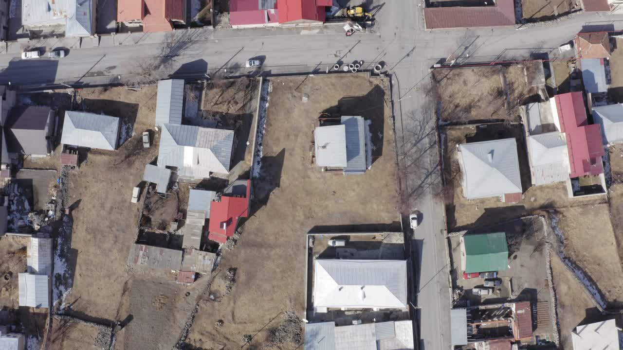 vista aérea de arriba hacia abajo de casas y vecindarios en kazbegi georgia durante el invierno