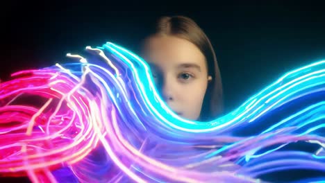 retrato de una mujer joven con pintura de luz de neón