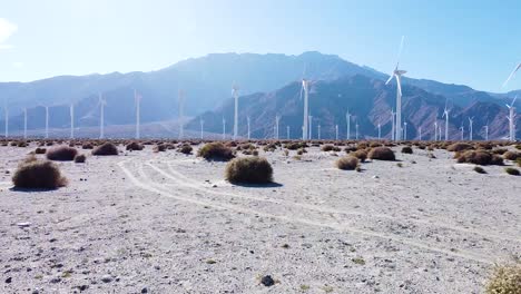 Suministro-De-Energía-Eléctrica-Verde-Por-Turbinas-Eólicas-En-La-Zona-Desértica-De-California,-Vista-Aérea