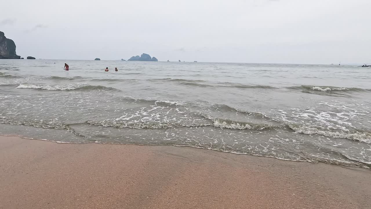 크라비 해변 에서 바다 를 즐기는 사람 들