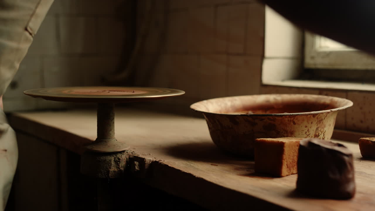 도자기를 시작하기 위해  ⁇ 은 점토의 조각을 취하는 남자. 마스터 클래스를 시작하는 남자