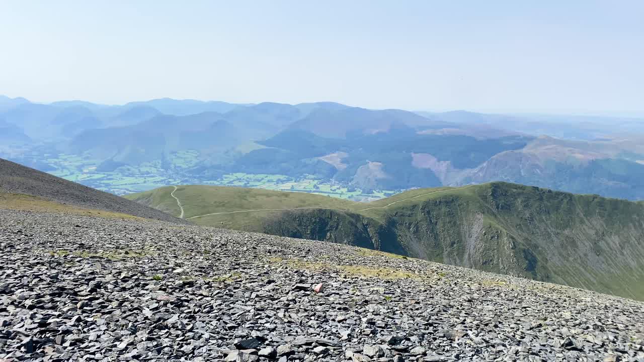 영국 컴브리아의 스키도 산 정상에서 호수 지구의 전망
